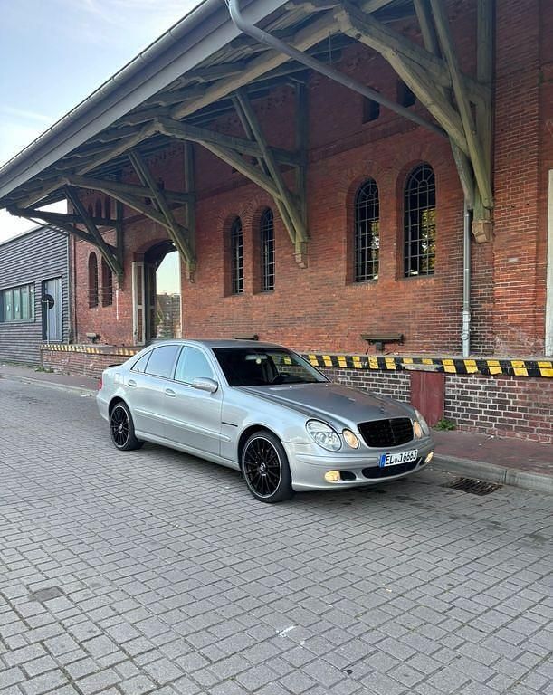 Silber Gebraucht 2003 Mercedes E200 Limousine | 2.700 € - Bild 1/4