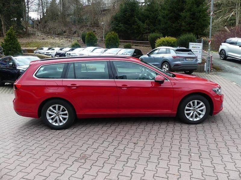 Gebraucht VW Passat 122 PS (89 kW) 2023 Rot Kombi