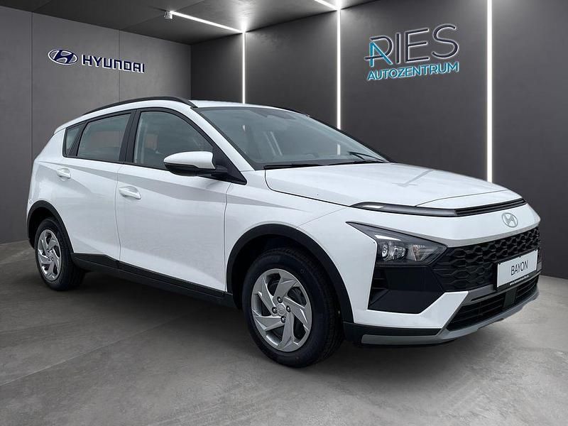 Neu Hyundai Bayon Select 99 PS (72 kW) 2025 Atlas white SUV