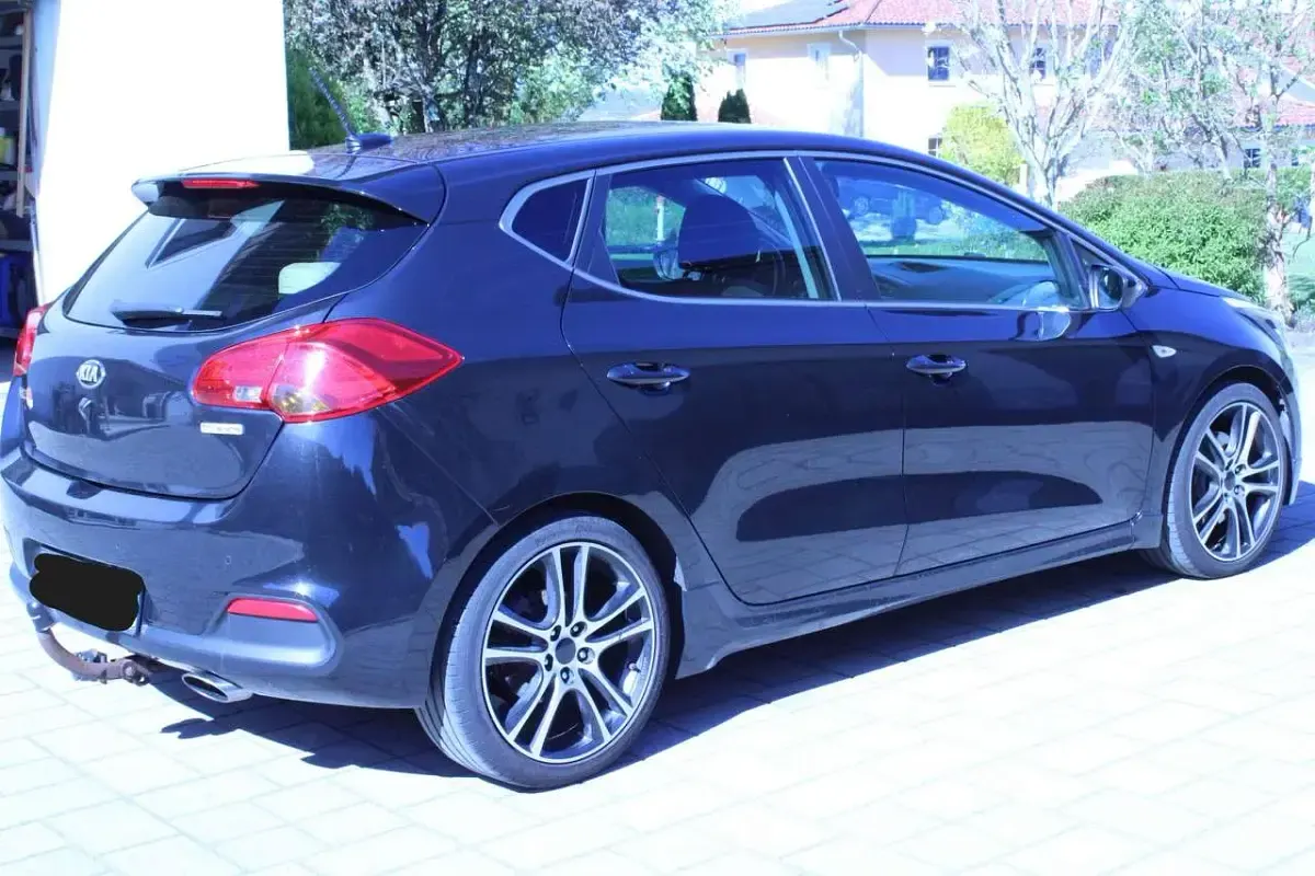 Usado Kia Ceed DREAM-TEAM Edition 99 CV (72 kW) 2016 Negro Utilitario
