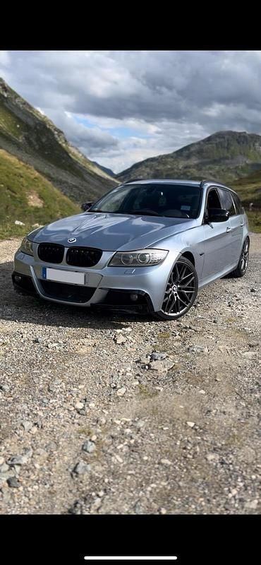 Silber Gebraucht 2011 BMW 320 M Sport Kombi | 12.900 € - Bild 1/4