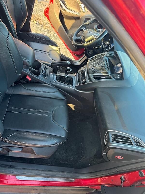 Gebraucht Ford Focus 182 PS (133 kW) 2015 Rot Kombi