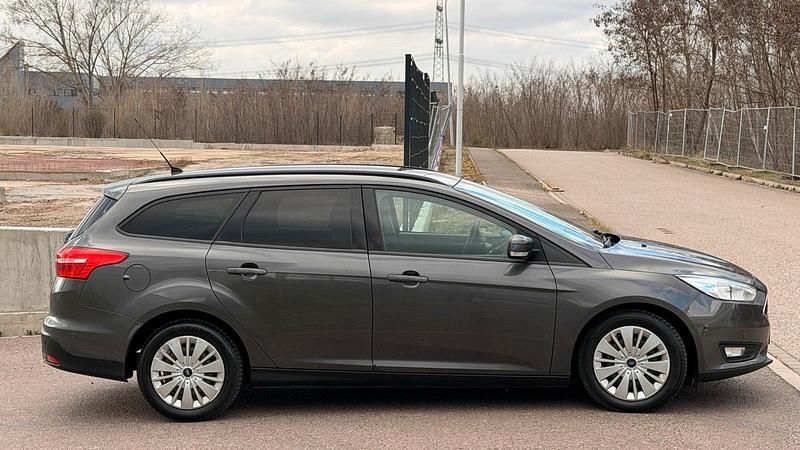 Gebraucht Ford Focus 125 PS (91 kW) 2017 Grau Kombi
