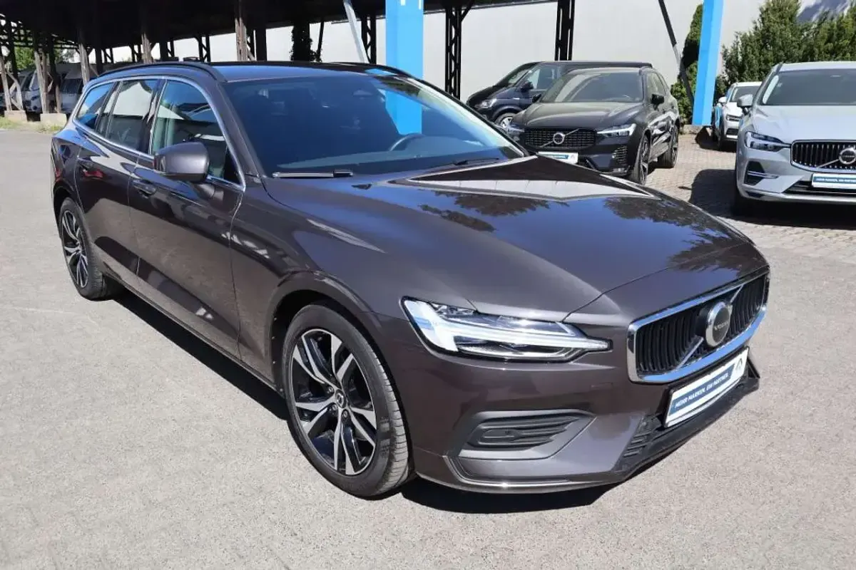 Gebraucht Volvo V60 Core 197 PS (144 kW) 2023 Platinum grey Kombi