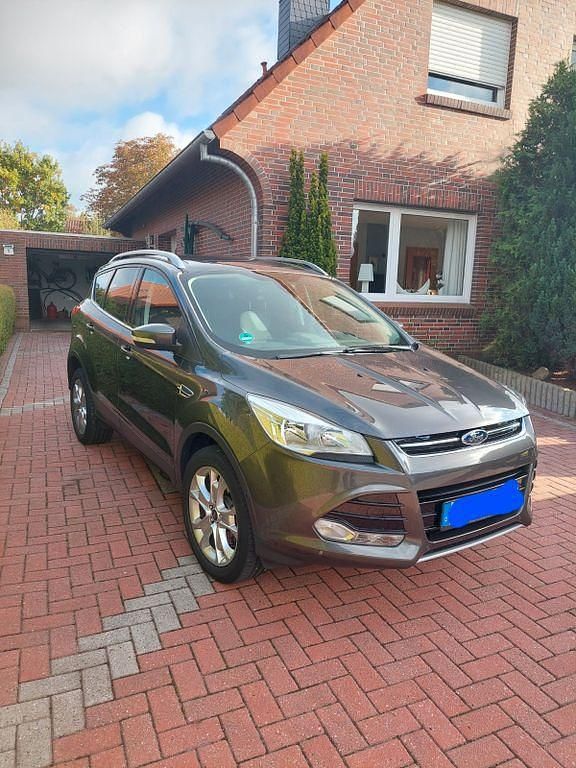 Grau Gebraucht 2015 Ford Kuga Titanium SUV | 10.950 € (Fairer Preis) - Bild 1/4