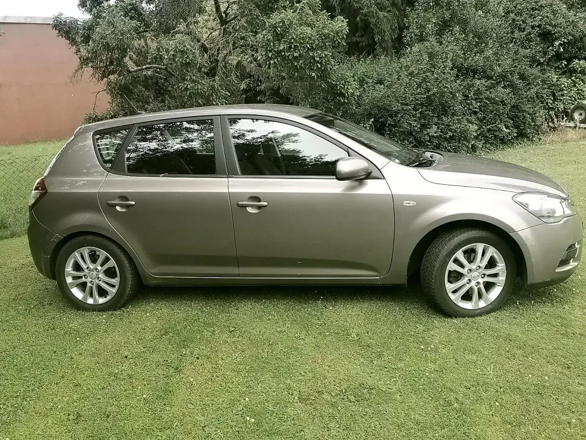 Gebraucht Kia Ceed 90 PS (66 kW) 2010 Braun Kleinwagen