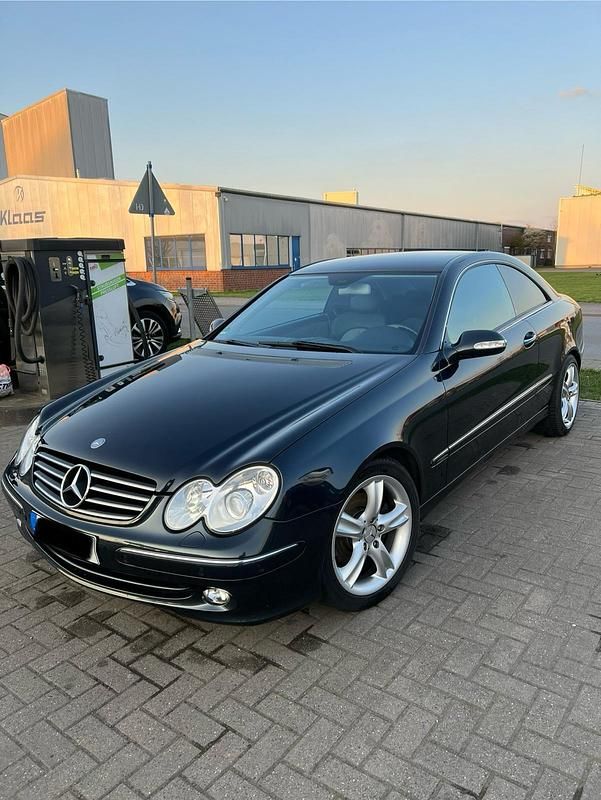 Blau Gebraucht 2005 Mercedes CLK320 Avantgarde Coupé | 8.999 € (Fairer Preis) - Bild 1/4