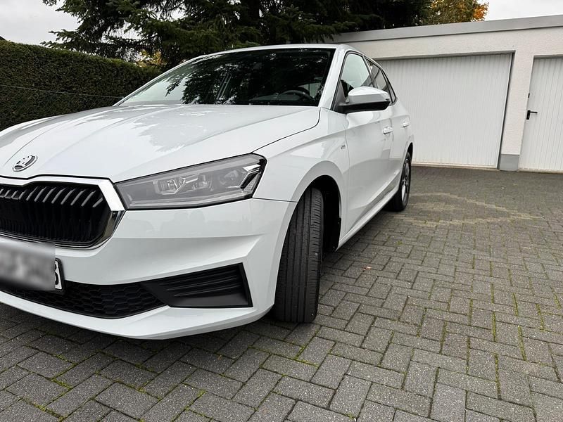 Weiß Gebraucht 2022 Skoda Fabia Tour Kleinwagen | 13.490 € (Superpreis) - Bild 1/4