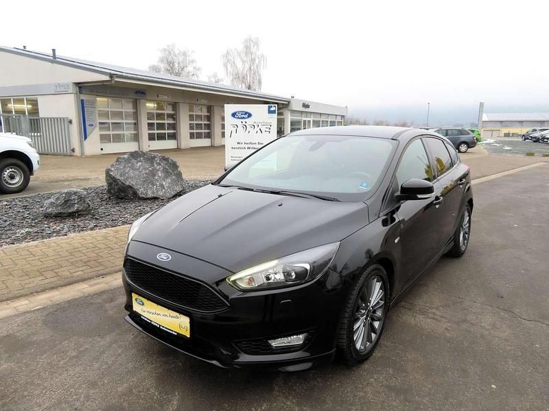 Iridiumschwarz metallic Gebraucht 2017 Ford Focus ST-Line Limousine | 14.990 € (Teuer) - Bild 1/4