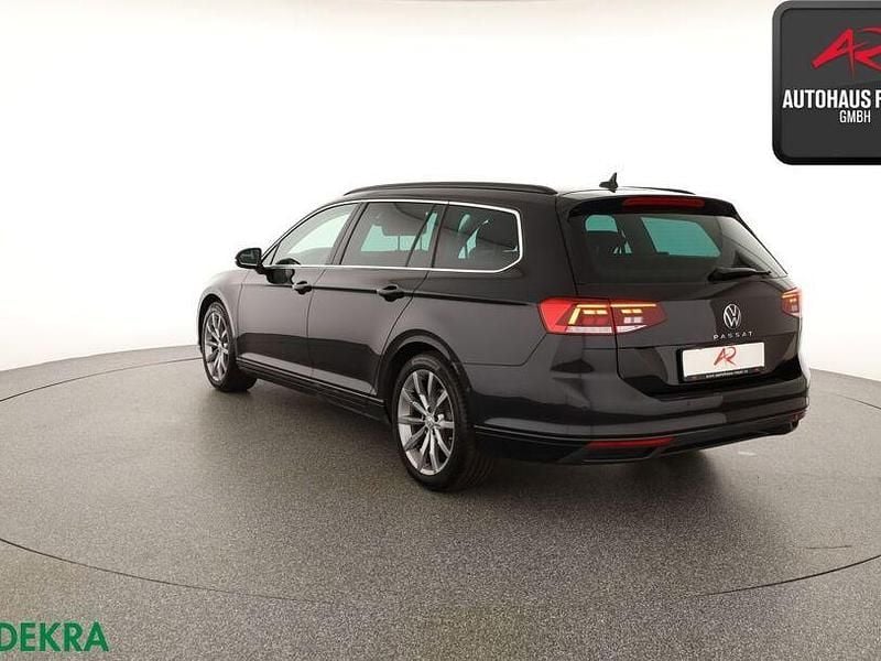 Gebraucht VW Passat R-line 150 PS (110 kW) 2023 Deep black perleffekt Kombi