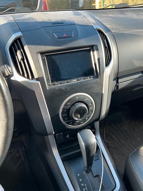 Usado Isuzu D-Max 163 HP (119 kW) 2015 Andere farben SUV