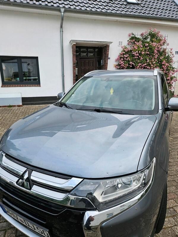 Silber Gebraucht 2016 Mitsubishi Outlander SUV | 12.000 € (Superpreis) - Bild 1/4