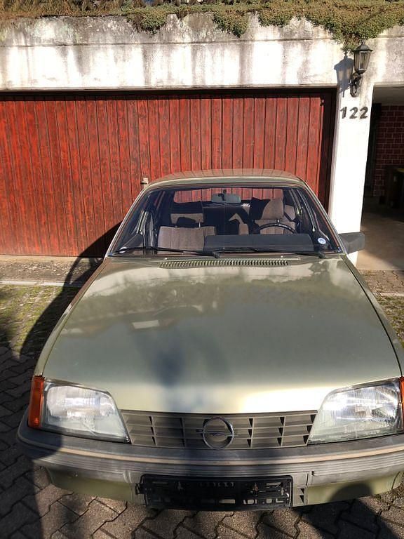 Grün Gebraucht 1984 Opel Rekord Limousine | 2.600 € - Bild 1/4