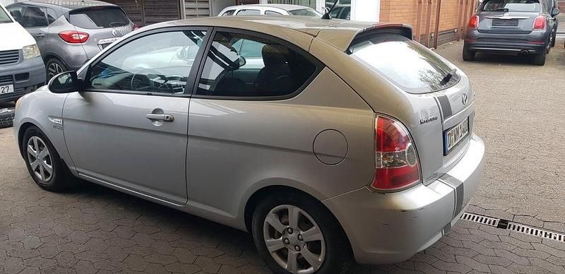 Gebraucht Hyundai Accent 97 PS (71 kW) 2007 Silber Limousine
