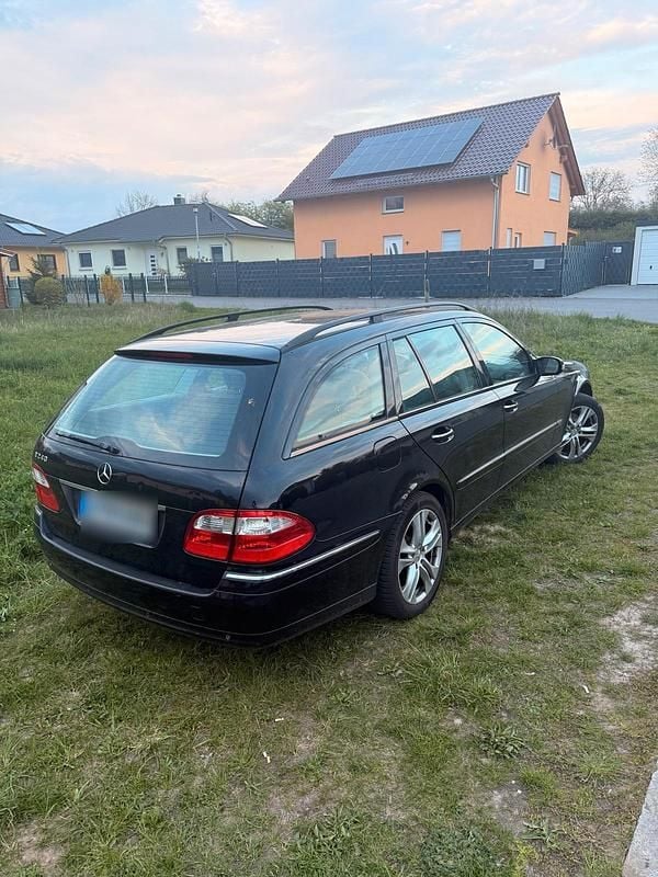 Second-hand Mercedes E240 176 CP (129 kW) 2004 Negru Break