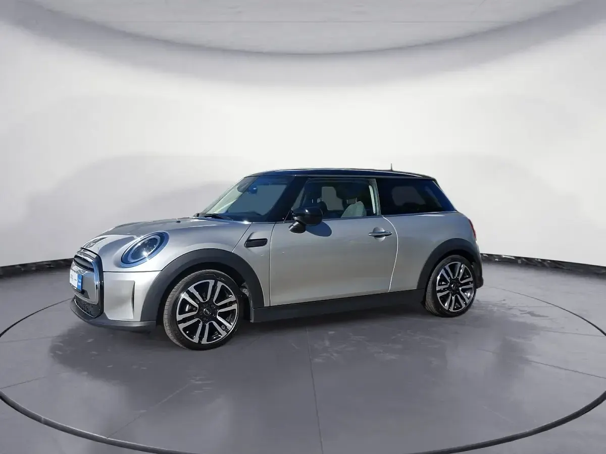 Używany Mini Cooper Classic 136 KM (100 kW) 2023 Srebrny Hatchback