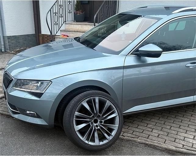Gebraucht Skoda Superb 200 PS (147 kW) 2019 Grau Kombi