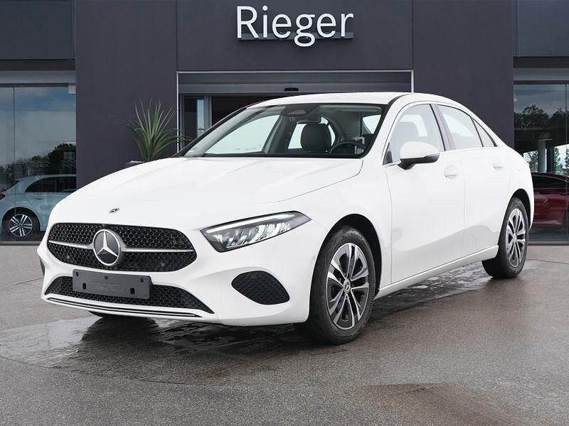 Weiß Gebraucht 2024 Mercedes A250 Progressive Limousine | 30.355 € (Fairer Preis) - Bild 1/4