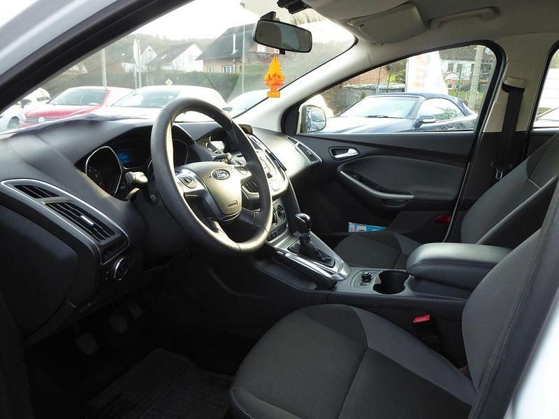 Gebraucht Ford Focus Trend 105 PS (77 kW) 2011 Weiß Limousine