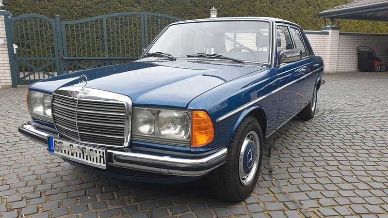 Blau Gebraucht 1976 Mercedes E280 Limousine | 17.999 € - Bild 1/4