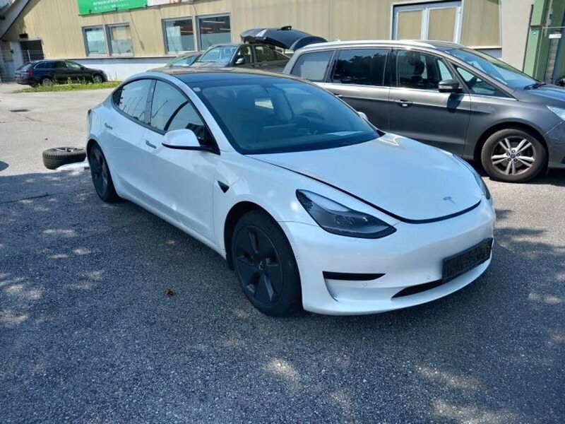 Weiß Gebraucht 2021 Tesla Model 3 Standard Range Plus Limousine | 22.740 € (Superpreis) - Bild 1/4
