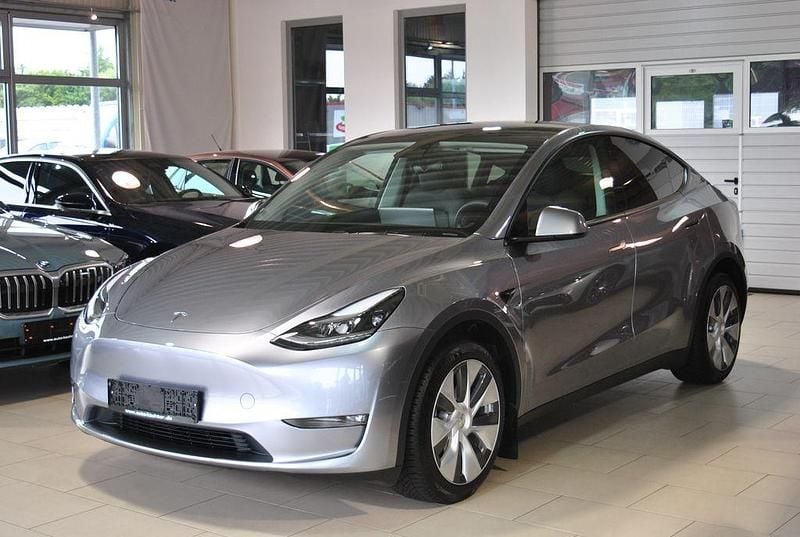 Grau Gebraucht 2024 Tesla Model Y Long Range SUV | 42.200 € (Fairer Preis) - Bild 1/4