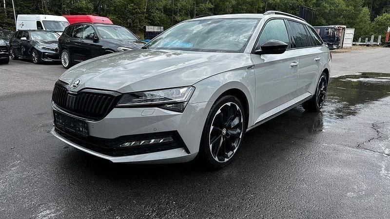 Grau Gebraucht 2023 Skoda Superb SportLine Kombi | 32.725 € (Superpreis) - Bild 1/4