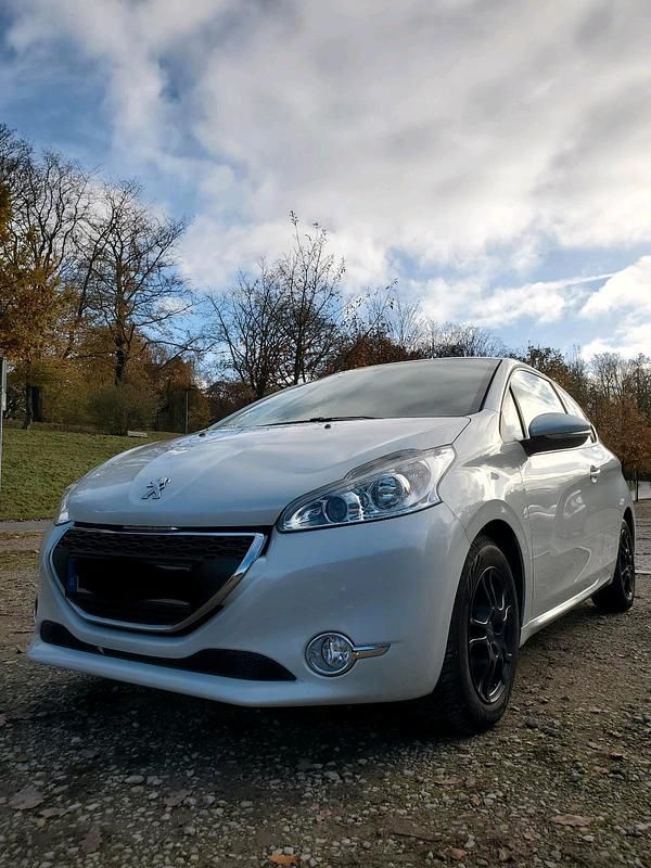 Weiß Gebraucht 2014 Peugeot 208 Kleinwagen | 6.800 € (Fairer Preis) - Bild 1/4