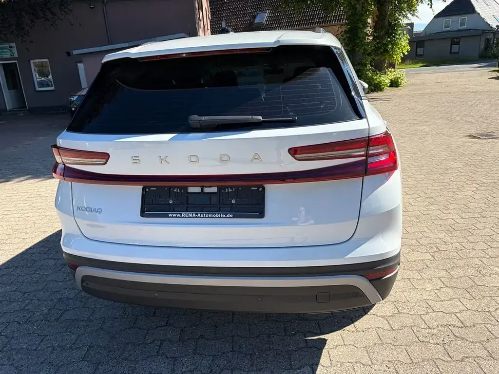 Neu Skoda Kodiaq Selection 150 PS (110 kW) 2025 Moon white metallic SUV
