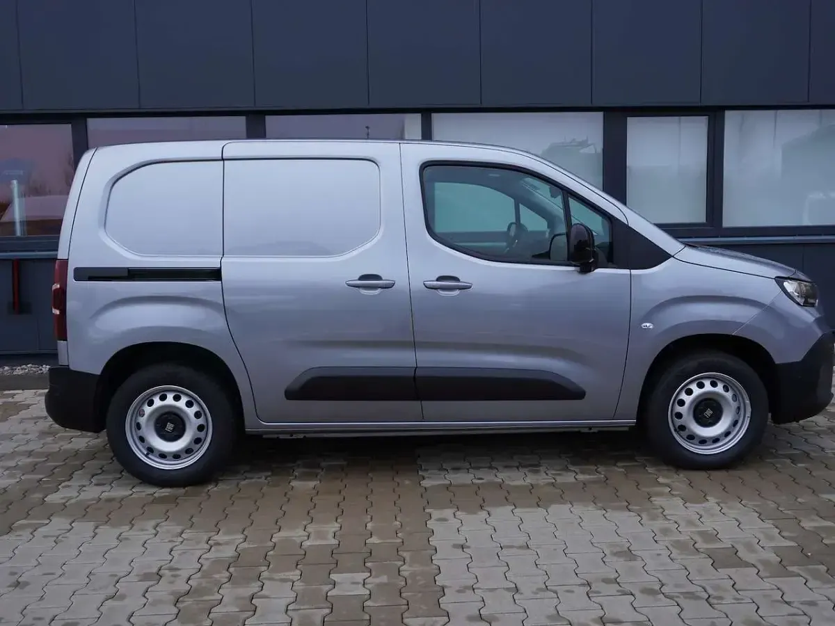 Neu Fiat Doblò 131 PS (96 kW) 2026 Silber Van / Kleinbus