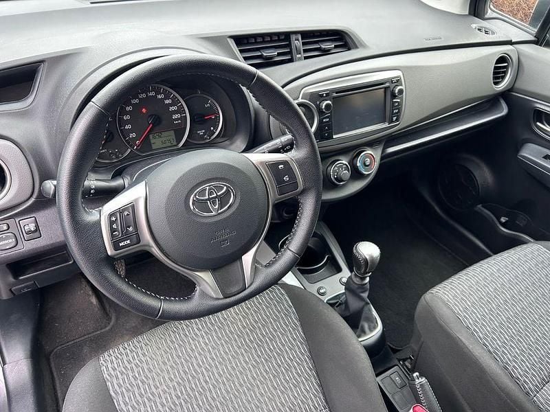 Gebraucht Toyota Yaris Cool 99 PS (72 kW) 2013 Grau Kleinwagen