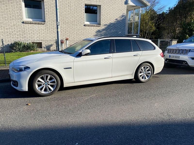 Weiß Gebraucht 2015 BMW 518 Shadowline Kombi | 13.900 € (Fairer Preis) - Bild 1/4