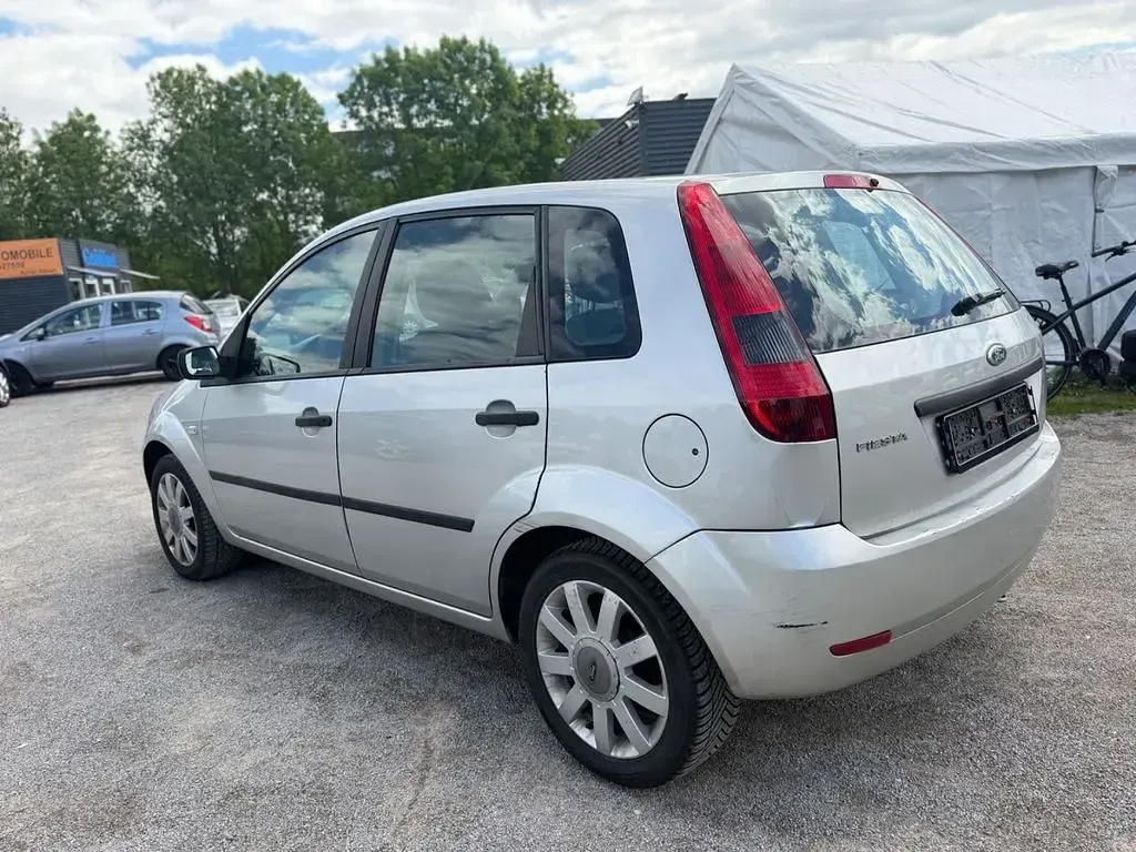 Gebraucht Ford Fiesta 101 PS (74 kW) 2005 Silber Kleinwagen