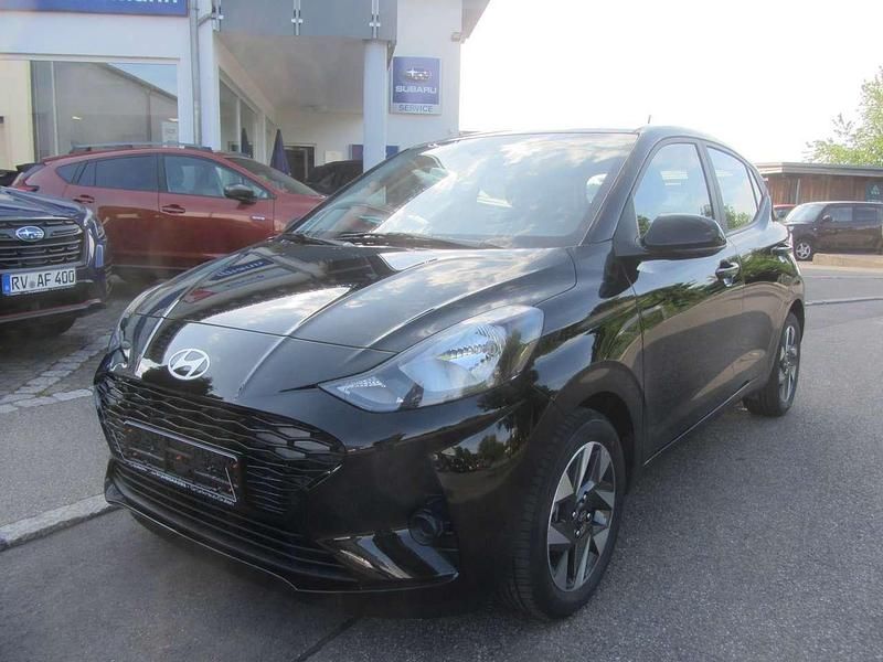 Phantom black / met Gebraucht 2024 Hyundai i10 Trend Kleinwagen | 16.590 € (Fairer Preis) - Bild 1/4