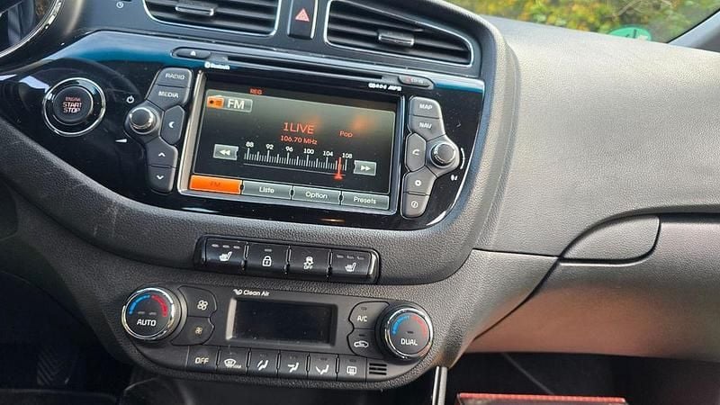 Gebraucht Kia Ceed Spirit 135 PS (99 kW) 2014 Silber Kleinwagen