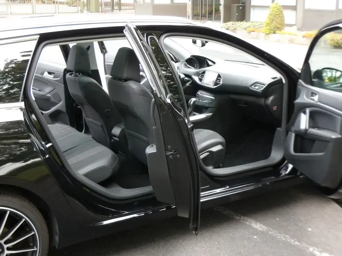 Gebraucht Peugeot 308 Allure 131 PS (96 kW) 2017 Schwarz Kombi