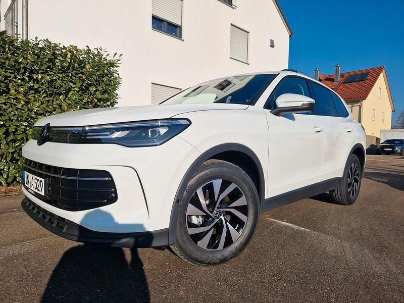 Weiß Gebraucht 2025 VW Tiguan Design SUV | 35.500 € (Superpreis) - Bild 1/4
