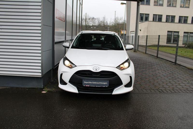 Gebraucht Toyota Yaris Basis 72 PS (52 kW) 2023 Weiß Kleinwagen