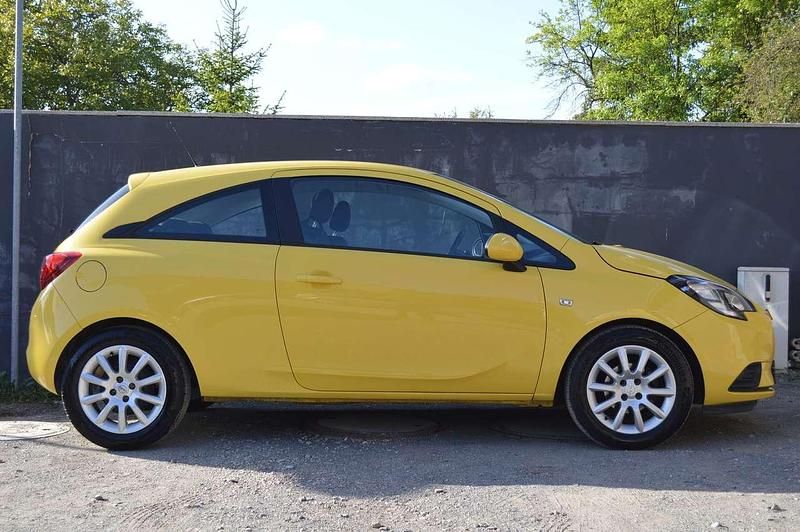 Gebraucht Opel Corsa Edition 90 PS (66 kW) 2017 Sunny yellow (uni) Kleinwagen