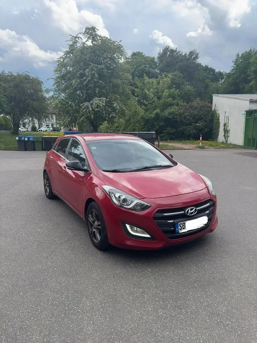 Gebraucht Hyundai i30 110 PS (80 kW) 2015 Rot Kleinwagen