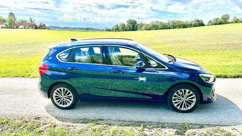 Blau Gebraucht 2021 BMW 220 Active Tourer Luxury Line Van / Kleinbus | 22.900 € (Fairer Preis) - Bild 1/4