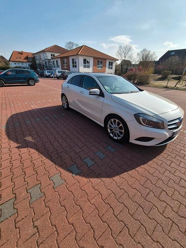 Gebraucht Mercedes A200 136 PS (100 kW) 2015 Weiß Limousine
