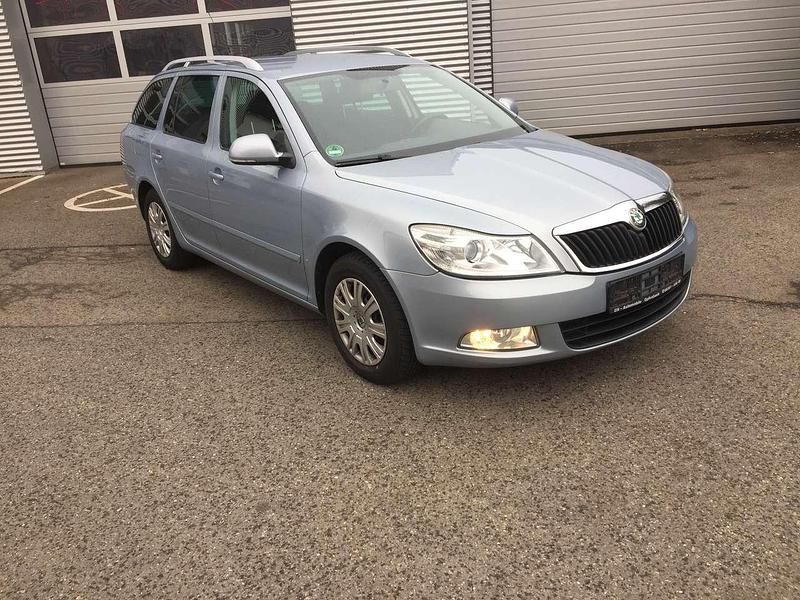 Aquablau metallic Gebraucht 2010 Skoda Octavia Ambiente Kombi | 3.600 € (Guter Preis) - Bild 1/4