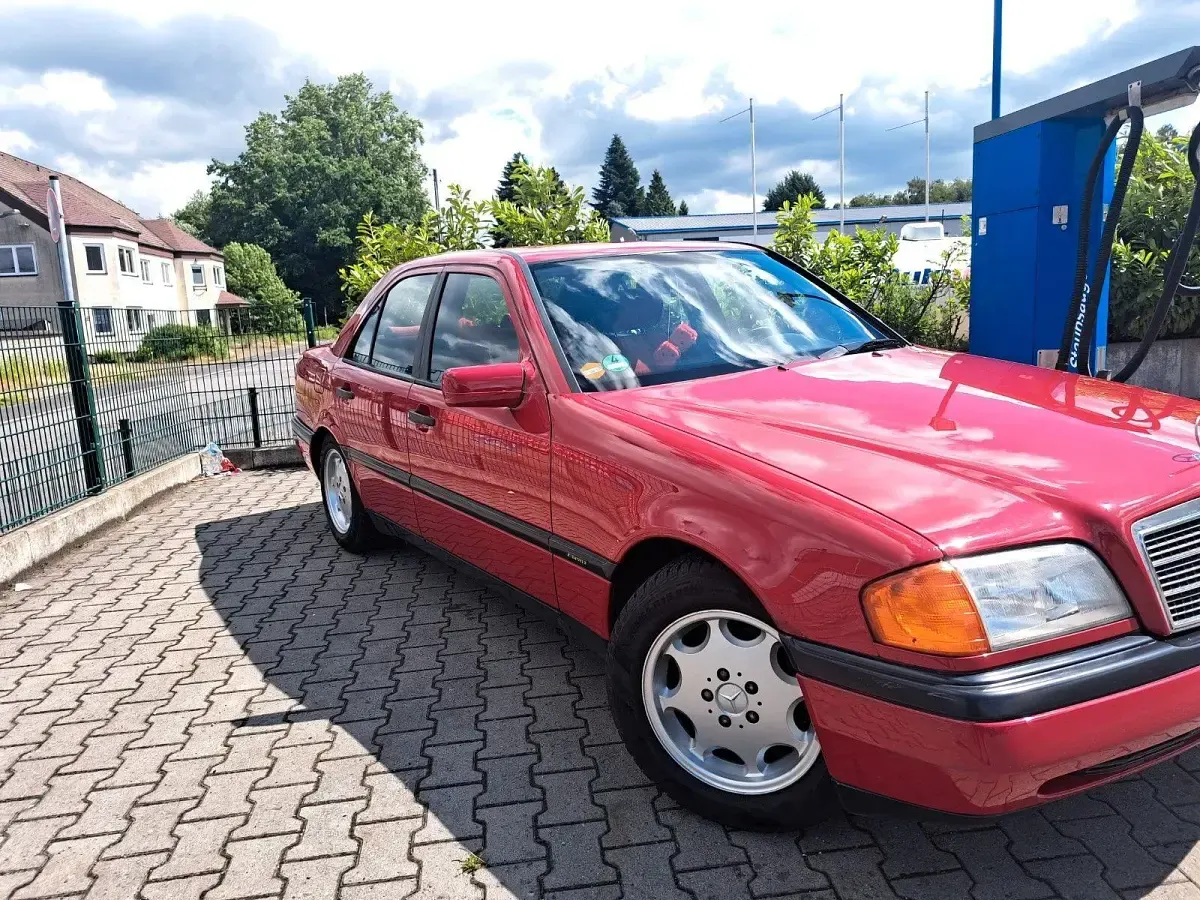 Gebraucht Mercedes C180 122 PS (89 kW) 1995 Rot Limousine