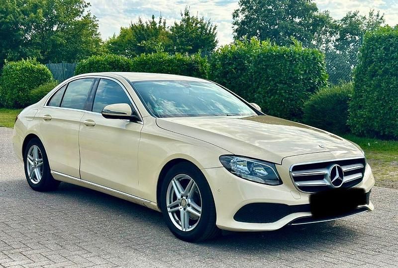 Gelb Gebraucht 2018 Mercedes E200 Limousine | 9.200 € (Superpreis) - Bild 1/4