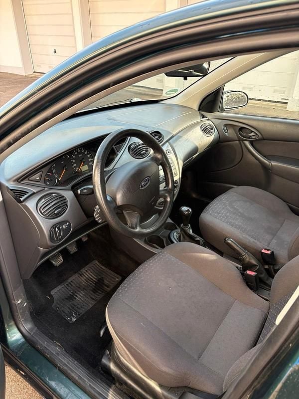 Second-hand Ford Focus 116 CP (85 kW) 2004 Verde Berlinǎ
