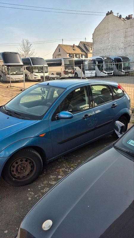 Second-hand Ford Focus 100 CP (73 kW) 2003 Albastru Hatchback