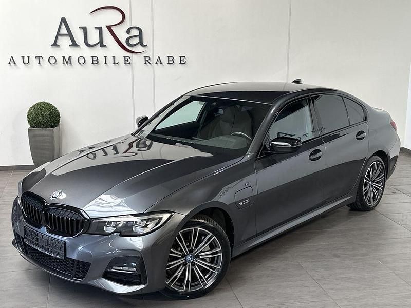Mineralgrau Gebraucht 2022 BMW 330e M Sport Limousine | 32.989 € (Fairer Preis) - Bild 1/4