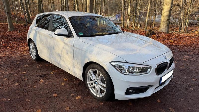 Weiß Gebraucht 2017 BMW 118 Sport Line Kleinwagen | 17.990 € (Fairer Preis) - Bild 1/4