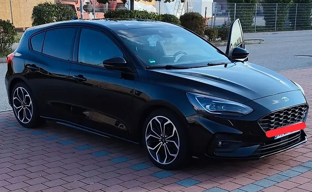 Używany Ford Focus ST-Line 125 KM (91 kW) 2018 Czarny Sedan/Limuzyna